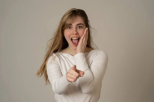 Vacker Ung Blond Tonåring Kvinna Med Glada Ansikte Gör Förvånade — Stockfoto
