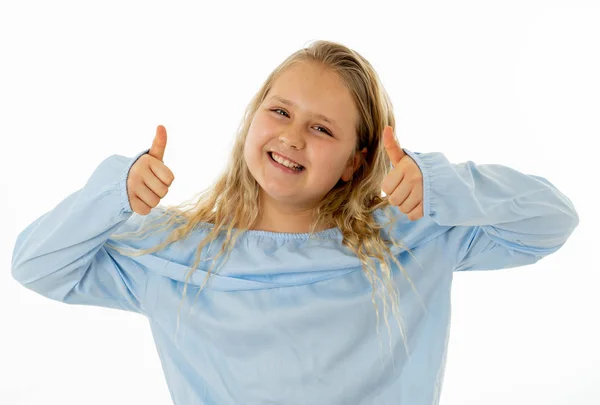 Portrét Mladé Školaté Dívky Šťastně Usmívá Dělá Palce Izolován Neutrálním — Stock fotografie