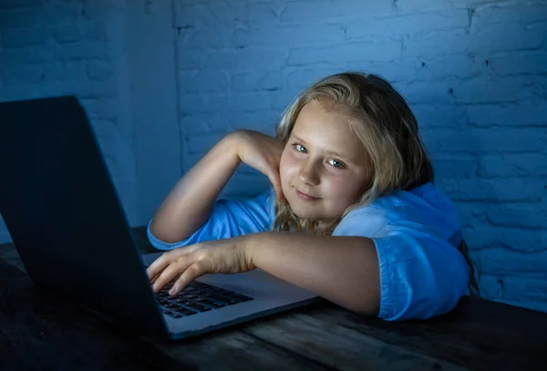 Mignon Écolière Enfant Jouer Surfer Ligne Tard Dans Nuit Enfant — Photo