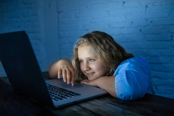 Милая Школьница Играет Серфинга Онлайн Поздно Вечером Дети Зависимые Интернет — стоковое фото