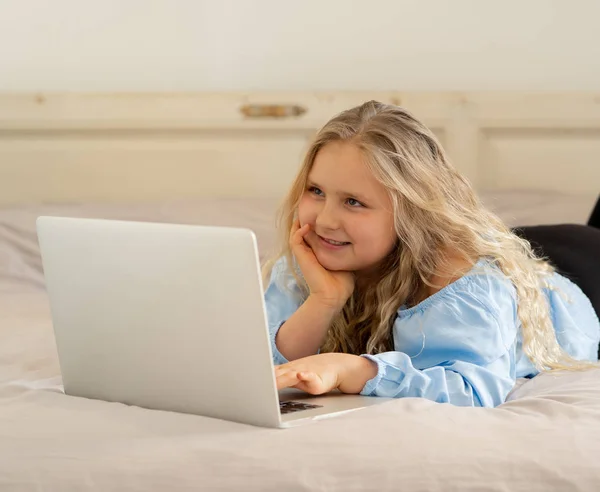 Linda Menina Loira Feliz Bonito Jogando Navegando Internet Laptop Criança — Fotografia de Stock