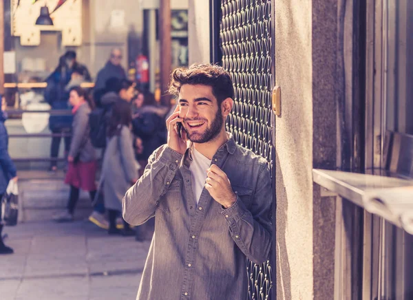 Молодой Счастливый Человек Лет Разговаривает Мобильному Телефону Общается Друзьями Соцсетях — стоковое фото