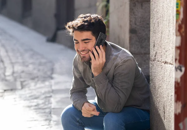 Mladý Šťastný Muž Dvacátém Věku Mobilním Telefonu Mluví Hovoří Přáteli — Stock fotografie