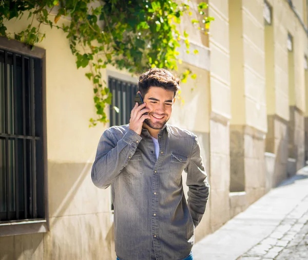 Giovane Uomo Felice Sulla Ventina Sul Cellulare Che Parla Chatta — Foto Stock