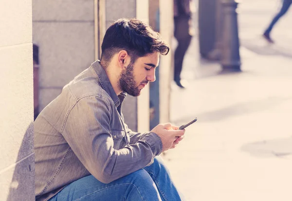 Onun yirmili moda kolej adam mutlu Check blog veya Avrupa açık havada şehir akıllı cep telefonu uygulamasında arkadaşlarınızla internette sohbet. İletişim teknolojisi ve seyahat Avrupa.