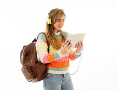 Bir video öğretici online lanet izlerken veya müzik dinlerken tablet kullanarak kulaklıklar mutlu genç ergen öğrenci kadın portre. İzole beyaz arka plan. Teknoloji ve öğrenci yaşam tarzı.