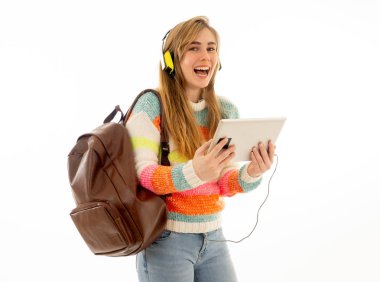 Bir video öğretici online lanet izlerken veya müzik dinlerken tablet kullanarak kulaklıklar mutlu genç ergen öğrenci kadın portre. İzole beyaz arka plan. Teknoloji ve öğrenci yaşam tarzı.
