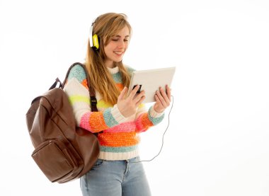 Bir video öğretici online lanet izlerken veya müzik dinlerken tablet kullanarak kulaklıklar mutlu genç ergen öğrenci kadın portre. İzole beyaz arka plan. Teknoloji ve öğrenci yaşam tarzı.