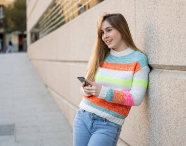 Güzel mutlu öğrenci kadın şehir sokak dışında sosyal medya uygulamaları kullanarak akıllı telefon online sohbet. Şık giysiler giyen güzel genç ücretsiz duygu. İnsanlar, yaşam tarzı ve teknoloji kullanımı.