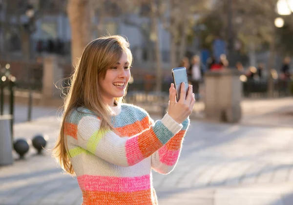 Menina Adolescente Bonita Levando Selfie Feliz Animado Cidade Jovem Estudante — Fotografia de Stock