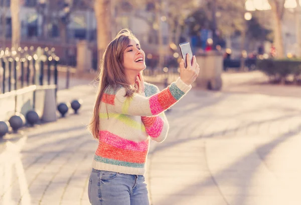 Menina Adolescente Bonita Levando Selfie Feliz Animado Cidade Jovem Estudante — Fotografia de Stock