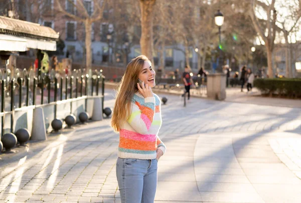 Jolie Adolescente Heureuse Parlant Sur Téléphone Intelligent Mobile Dehors Rue — Photo