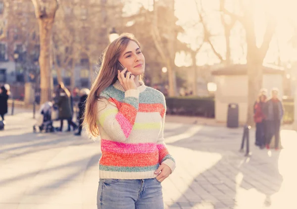 Jolie Adolescente Heureuse Parlant Sur Téléphone Intelligent Mobile Dehors Rue — Photo