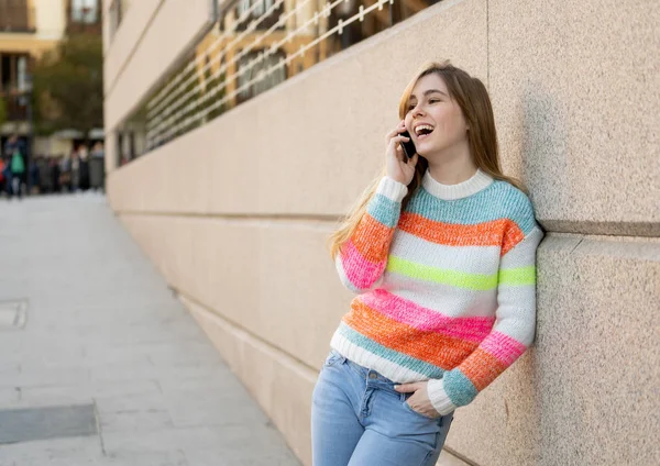 Довольно Счастливая Девушка Подросток Разговаривает Мобильному Смартфону Улице Стильный Студент — стоковое фото