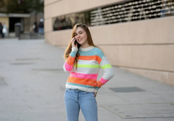 相当快乐的少年妇女在城市街外使用手机交谈 美丽时尚的大学生穿着时尚的衣服 感觉轻松自由 生活方式 美容和技术使用 — 图库照片