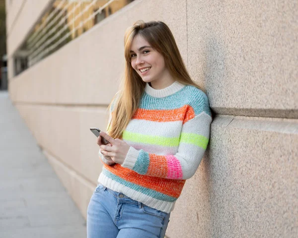 Jolie Étudiante Heureuse Bavardant Ligne Sur Téléphone Intelligent Utilisant Des — Photo