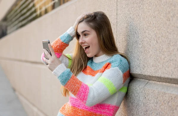 Όμορφη Έφηβος Γυναίκα Χαρούμενος Και Ενθουσιασμένος Για Έξυπνο Κινητό Τηλέφωνο — Φωτογραφία Αρχείου