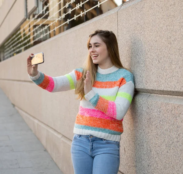 Happy Pretty Tonåring Flicka Med Hjälp Smarta Mobiltelefon Upphetsad Blåser — Stockfoto