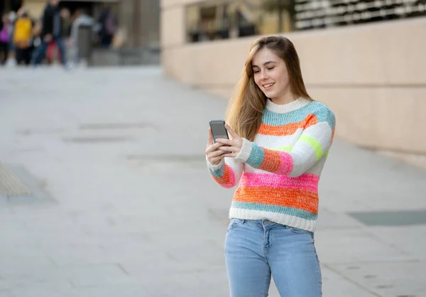 Mulher Muito Adolescente Feliz Animado Gravação Vídeo Para Blog Falando — Fotografia de Stock