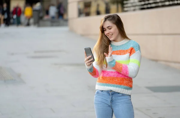 Menina Bonita Feliz Adolescente Usando Telefone Celular Inteligente Animado Soprando — Fotografia de Stock