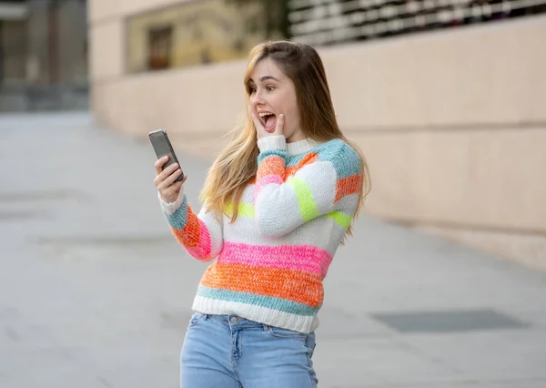 Mulher Muito Adolescente Feliz Animado Telefone Celular Inteligente Verificando Surpreso — Fotografia de Stock