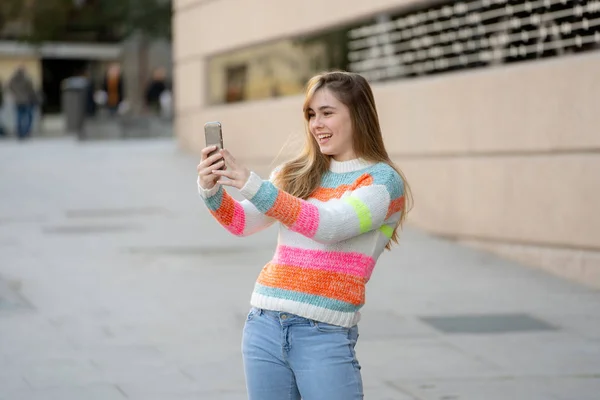 Krásná Žena Šťastná Vzrušená Nahrávací Nahrávka Která Hovoří Následovníky Nebo — Stock fotografie