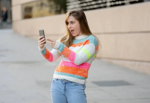 Mulher Muito Adolescente Feliz Animado Telefone Celular Inteligente Verificando Surpreso — Fotografia de Stock