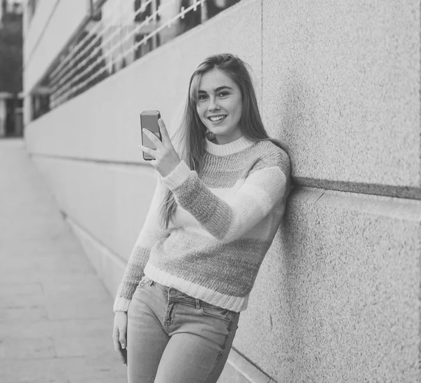 Krásná Žena Šťastná Vzrušená Nahrávací Nahrávka Která Hovoří Následovníky Nebo — Stock fotografie