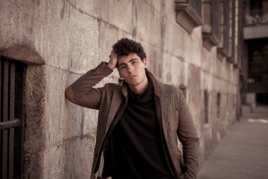 Çekici şık genç adam kentsel Avrupa şehir açık havada moda ve şık giysileri ile kameraya bakarak şehvetli poz. In People güzellik Gençlik moda trendleri ve Avrupa'da seyahat.