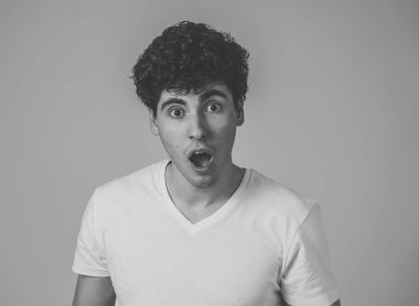 Beklenmedik haberler duyan yakışıklı şok genç adamın portresi. Genç endişeli ve şaşırmış yüz endişe jestleri yapma ile şok edici bir şey bakıyor. İfade ve Duygular.