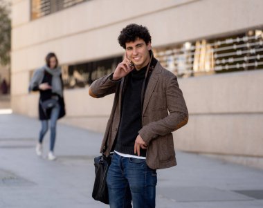 Söz ve akıllı telefon üzerinde sosyal medya arkadaşıyla tatil günlerinde Avrupa'da sohbet mutlu onun yirmili genç çekici adam. İletişim, teknoloji internet ve yaşam tarzı konsepti.