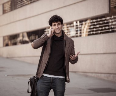 Söz ve akıllı telefon üzerinde sosyal medya arkadaşıyla tatil günlerinde Avrupa'da sohbet mutlu onun yirmili genç çekici adam. İletişim, teknoloji internet ve yaşam tarzı konsepti.