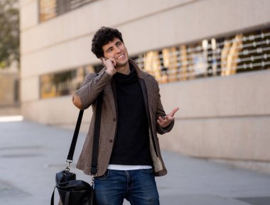 Söz ve akıllı telefon üzerinde sosyal medya arkadaşıyla tatil günlerinde Avrupa'da sohbet mutlu onun yirmili genç çekici adam. İletişim, teknoloji internet ve yaşam tarzı konsepti.