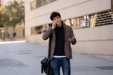 Söz ve akıllı telefon üzerinde sosyal medya arkadaşıyla tatil günlerinde Avrupa'da sohbet mutlu onun yirmili genç çekici adam. İletişim, teknoloji internet ve yaşam tarzı konsepti.