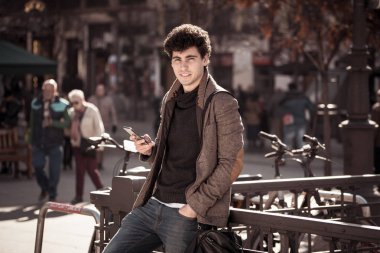 Moda kolej adam onun yirmili mutlu kontrol blog veya Avrupa şehir açık şehirde akıllı cep telefonu uygulaması üzerinde arkadaşı ile internet üzerinden sohbet. İletişim teknolojisi ve seyahat Avrupa'sında.