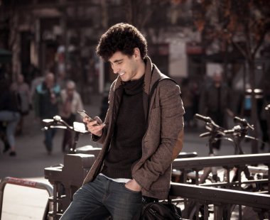 Moda kolej adam onun yirmili mutlu kontrol blog veya Avrupa şehir açık şehirde akıllı cep telefonu uygulaması üzerinde arkadaşı ile internet üzerinden sohbet. İletişim teknolojisi ve seyahat Avrupa'sında.