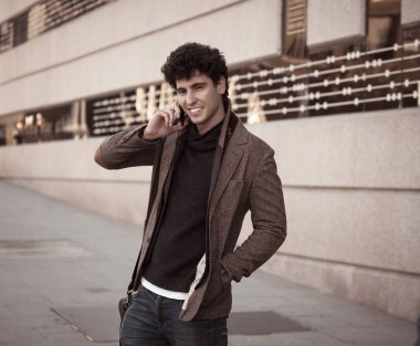 Söz ve akıllı telefon üzerinde sosyal medya arkadaşıyla tatil günlerinde Avrupa'da sohbet mutlu onun yirmili genç çekici adam. İletişim, teknoloji internet ve yaşam tarzı konsepti.