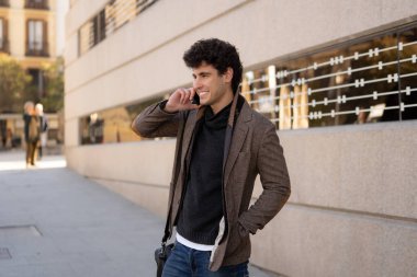 Söz ve akıllı telefon üzerinde sosyal medya arkadaşıyla tatil günlerinde Avrupa'da sohbet mutlu onun yirmili genç çekici adam. İletişim, teknoloji internet ve yaşam tarzı konsepti.