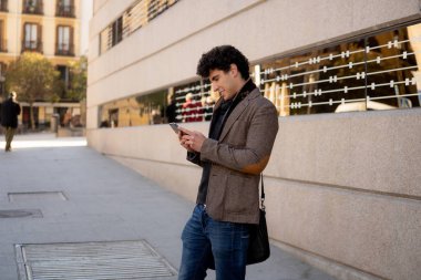 Moda kolej adam onun yirmili mutlu kontrol blog veya Avrupa şehir açık şehirde akıllı cep telefonu uygulaması üzerinde arkadaşı ile internet üzerinden sohbet. İletişim teknolojisi ve seyahat Avrupa'sında.