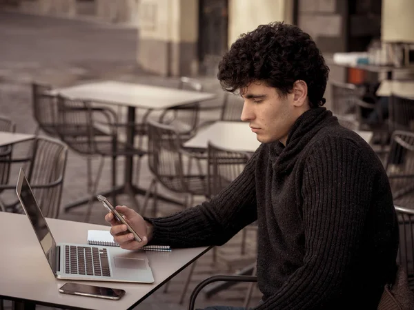 Bonito Jovem Trabalhando Computador Portátil Fora Terraço Uma Cafeteria Cidade — Fotografia de Stock