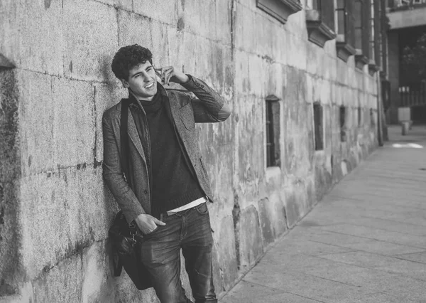 Söz ve akıllı telefon üzerinde sosyal medya arkadaşıyla tatil günlerinde Avrupa'da sohbet mutlu onun yirmili genç çekici adam. İletişim, teknoloji internet ve yaşam tarzı konsepti.