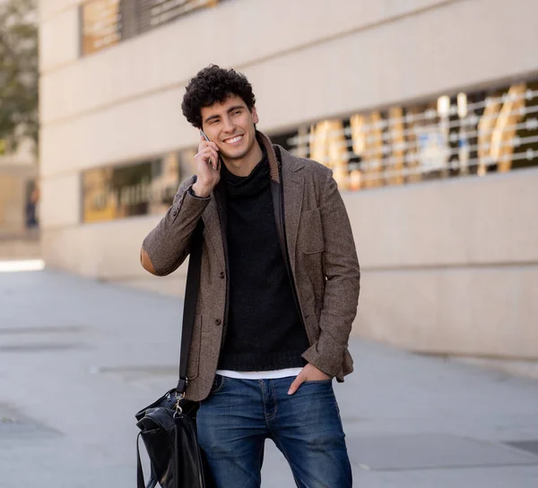 Söz ve akıllı telefon üzerinde sosyal medya arkadaşıyla tatil günlerinde Avrupa'da sohbet mutlu onun yirmili genç çekici adam. İletişim, teknoloji internet ve yaşam tarzı konsepti.