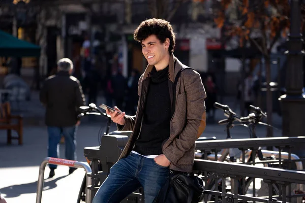 Moda Homem Universitário Seus Vinte Anos Feliz Verificando Blog Conversando — Fotografia de Stock