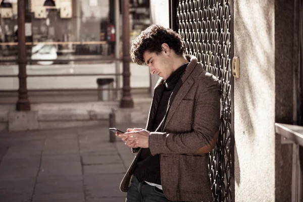 Moda kolej adam onun yirmili mutlu kontrol blog veya Avrupa şehir açık şehirde akıllı cep telefonu uygulaması üzerinde arkadaşı ile internet üzerinden sohbet. İletişim teknolojisi ve seyahat Avrupa'sında.