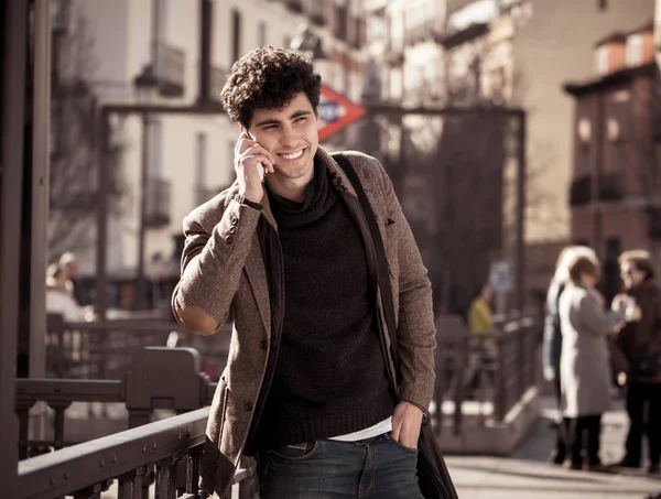 Söz ve akıllı telefon üzerinde sosyal medya arkadaşıyla tatil günlerinde Avrupa'da sohbet mutlu onun yirmili genç çekici adam. İletişim, teknoloji internet ve yaşam tarzı konsepti.