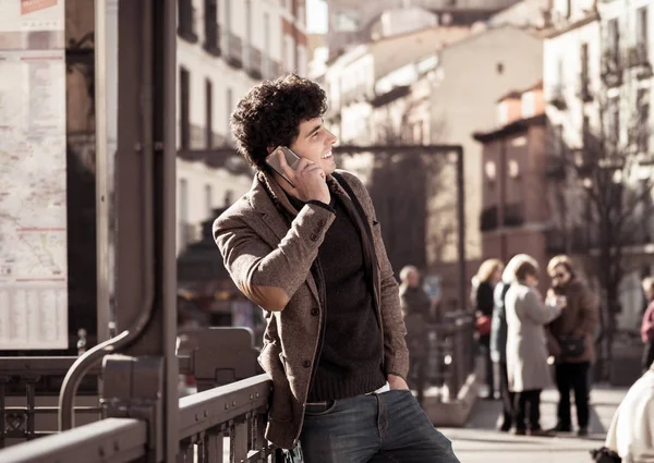 Joven Hombre Atractivo Sus Veinte Años Feliz Hablando Charlando Con — Foto de Stock