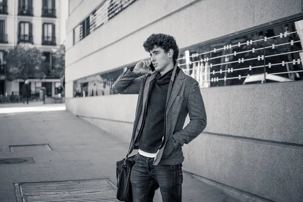 Söz ve akıllı telefon üzerinde sosyal medya arkadaşıyla tatil günlerinde Avrupa'da sohbet mutlu onun yirmili genç çekici adam. İletişim, teknoloji internet ve yaşam tarzı konsepti.