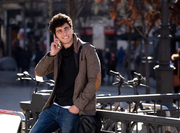 Söz ve akıllı telefon üzerinde sosyal medya arkadaşıyla tatil günlerinde Avrupa'da sohbet mutlu onun yirmili genç çekici adam. İletişim, teknoloji internet ve yaşam tarzı konsepti.