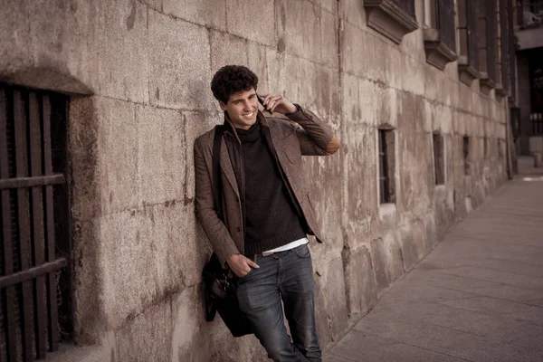 Söz ve akıllı telefon üzerinde sosyal medya arkadaşıyla tatil günlerinde Avrupa'da sohbet mutlu onun yirmili genç çekici adam. İletişim, teknoloji internet ve yaşam tarzı konsepti.