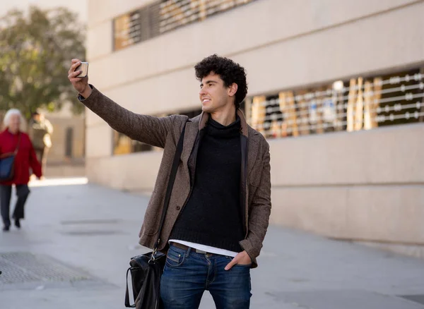 Emocionado Joven Moda Tomando Selfie Blogueando Teléfono Móvil Inteligente Vacaciones —  Fotos de Stock